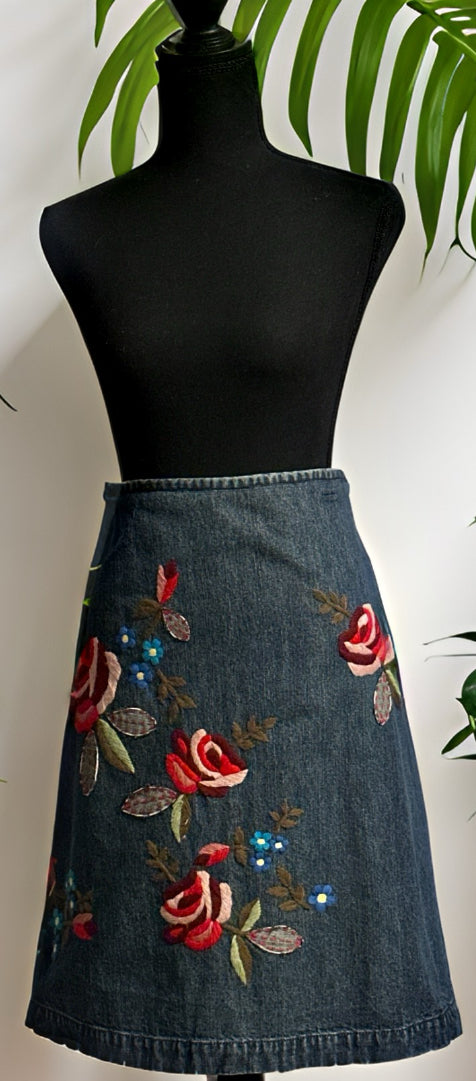 Denim skirt with floral embroidery