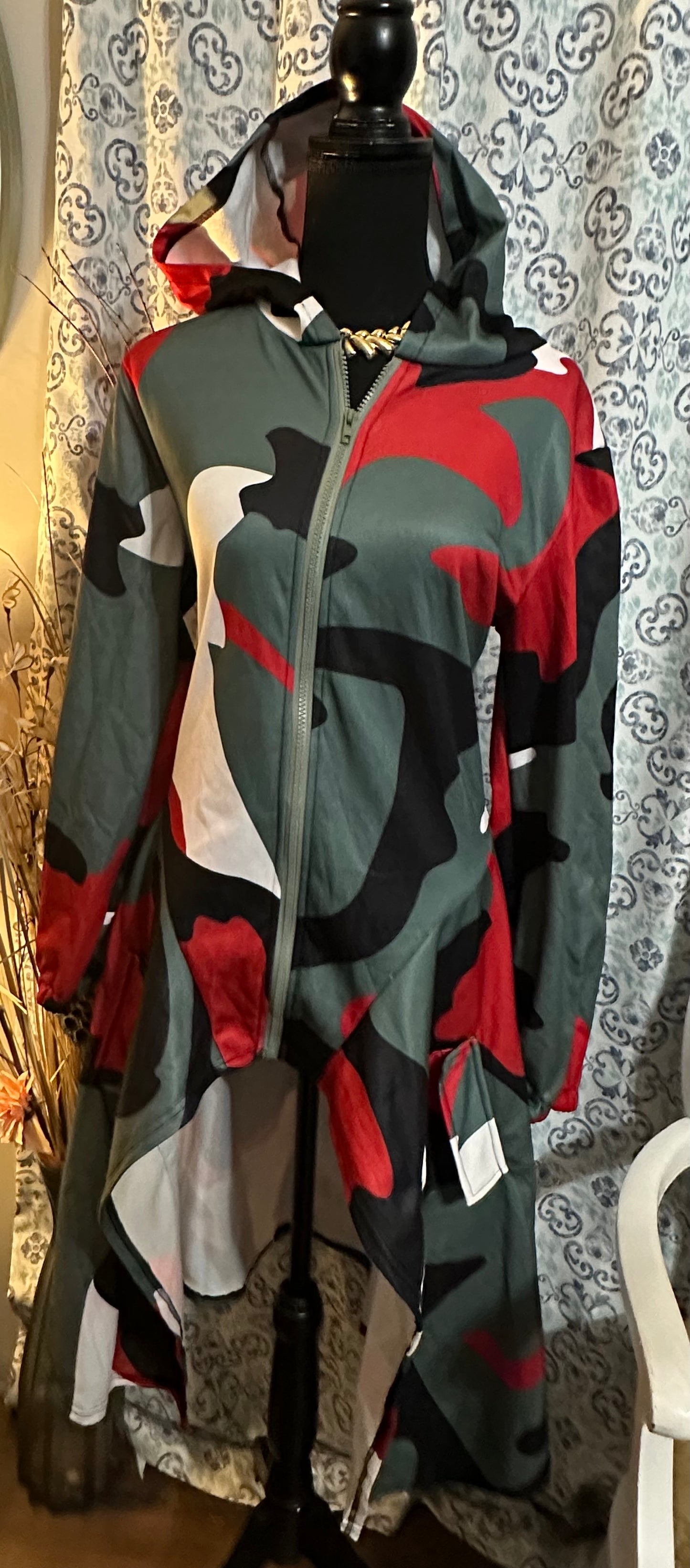 Fits like a Medium/ small large camo high-low hoodie.  Tag says  (XXL)

Has pockets and little stretch