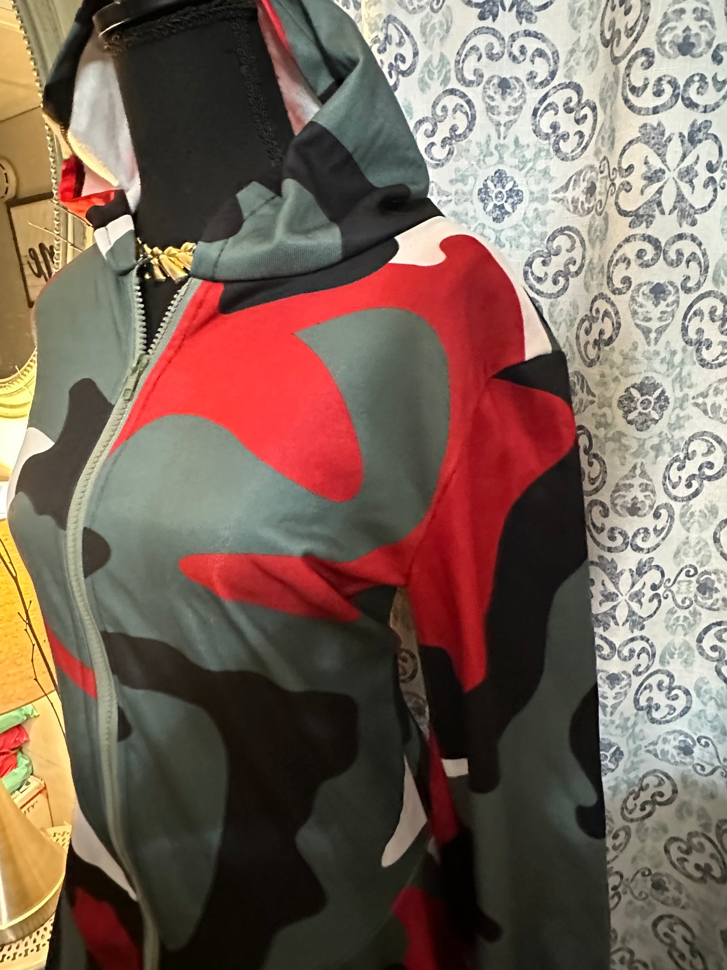 Fits like a Medium/ small large camo high-low hoodie.  Tag says  (XXL)

Has pockets and little stretch