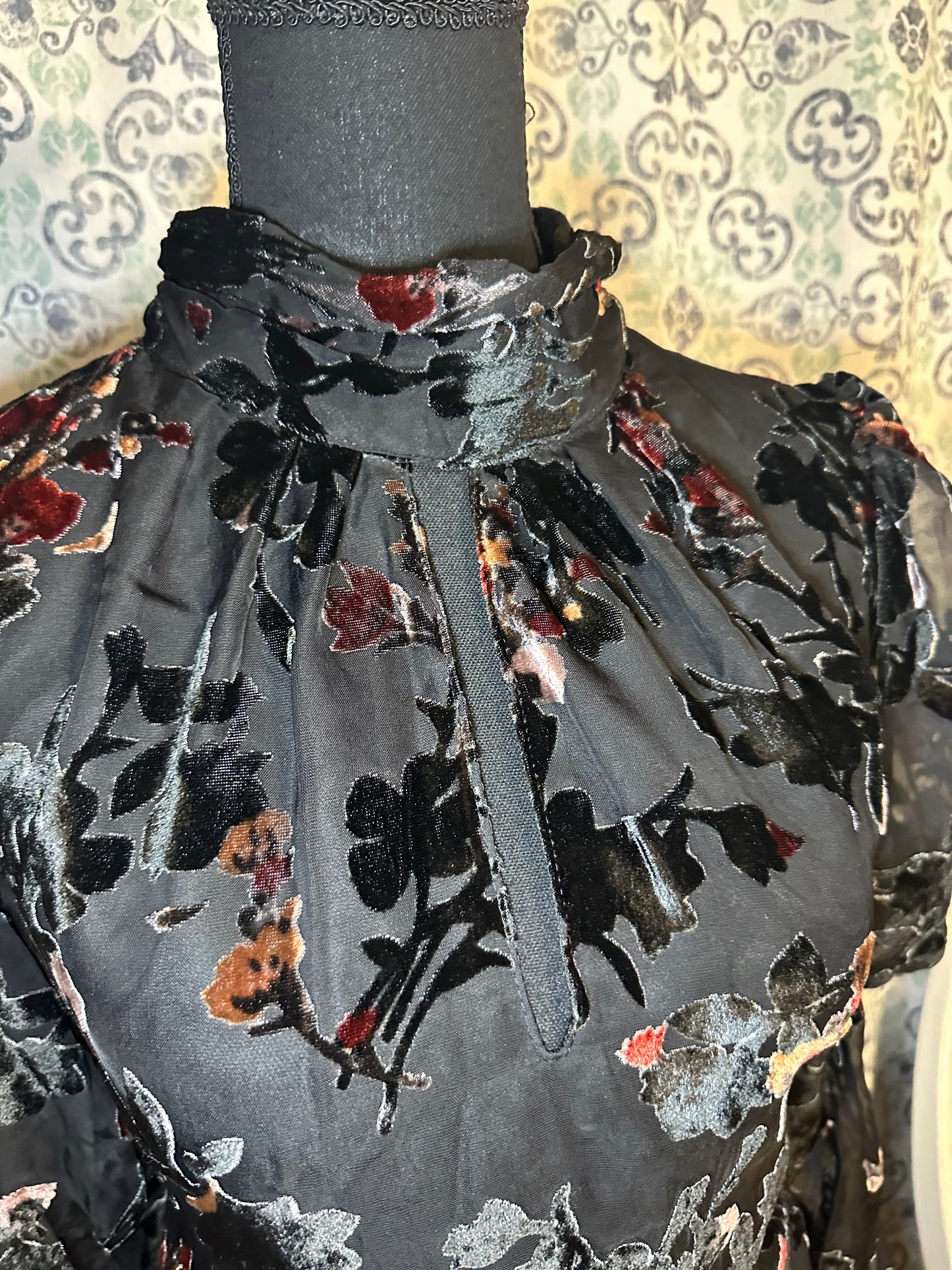 Size L Guthern Floral Burnout Top - Black EUC