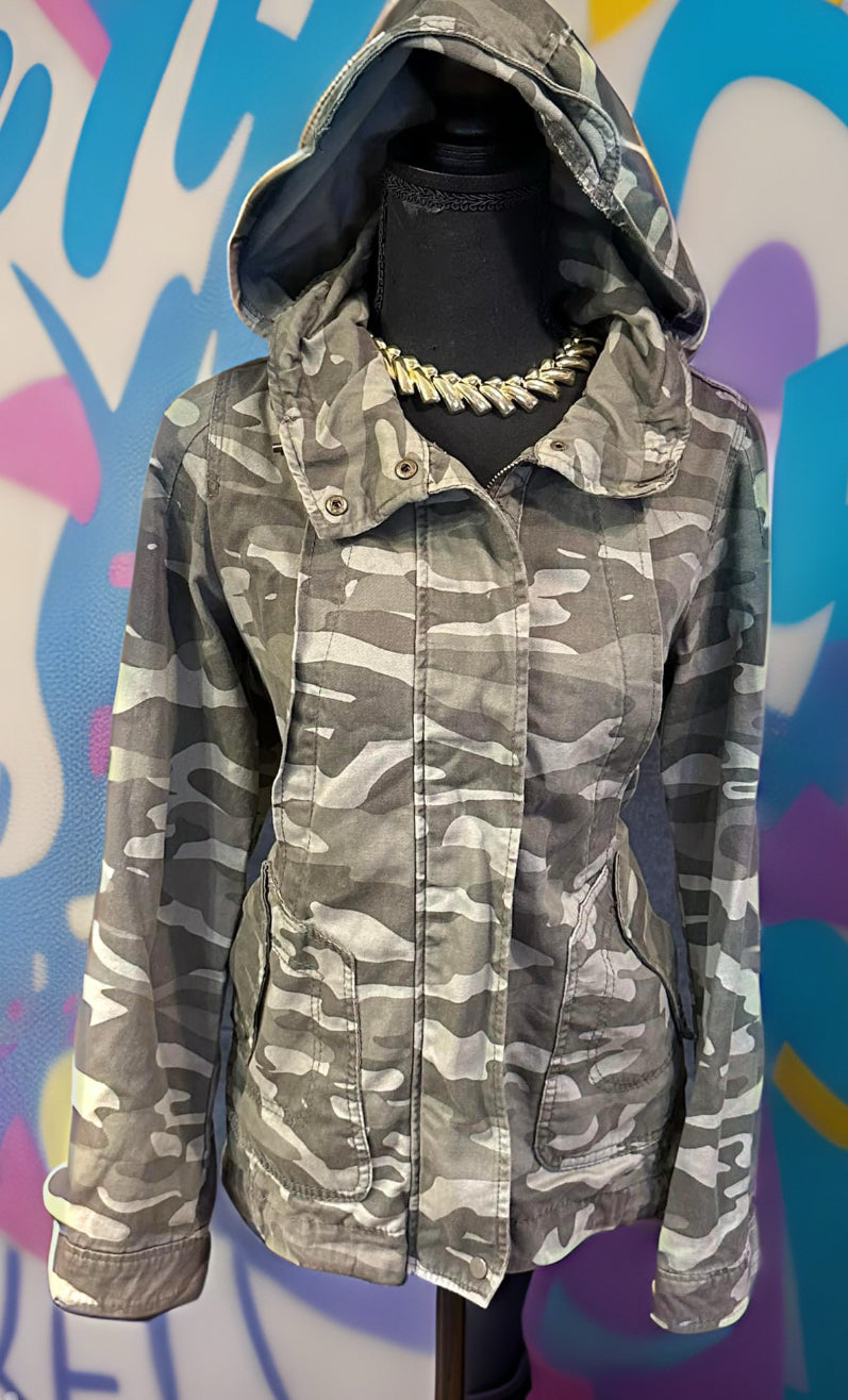 Size M Women's Jolt Camo Utility Jacket with Hood