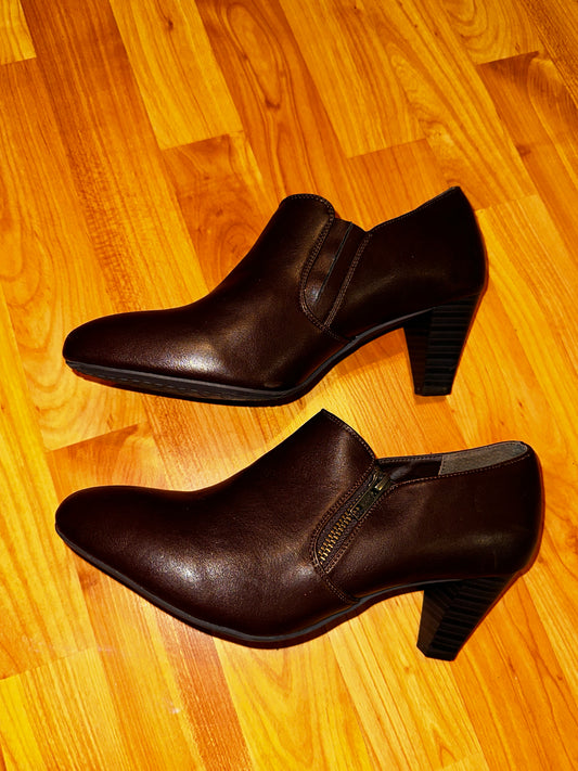 Size 9.5 brown Rialto booties