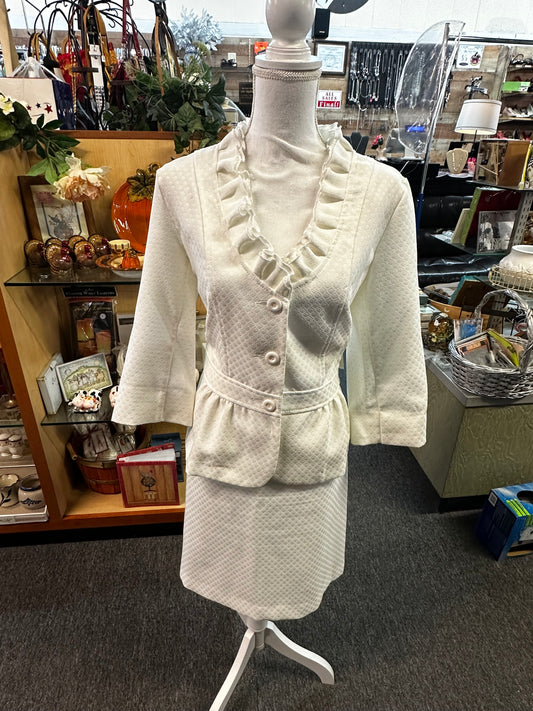 Size 14 off white skirt suit. Lightweight