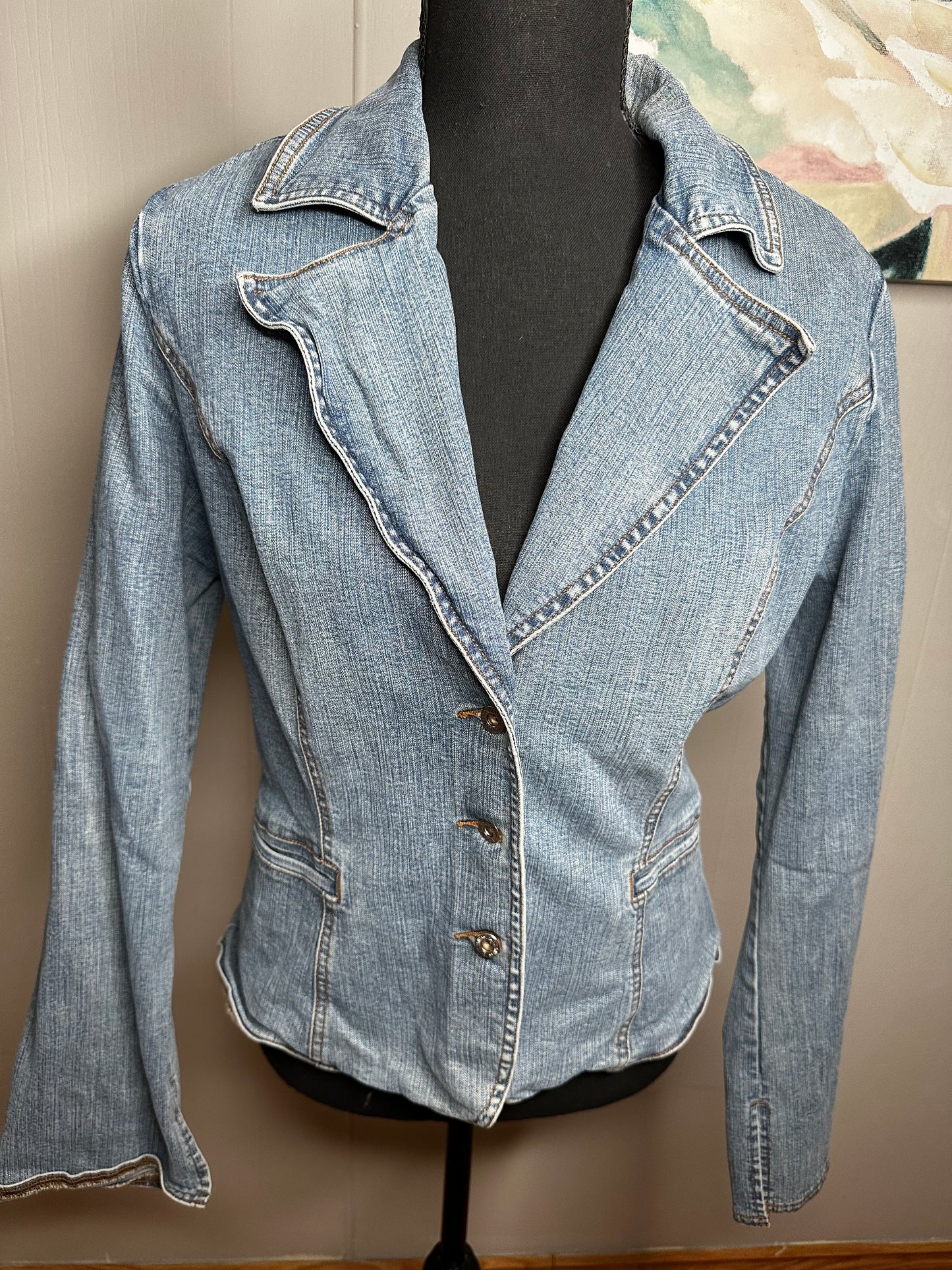 Size Large (Juniors) Guess stretch denim jacket