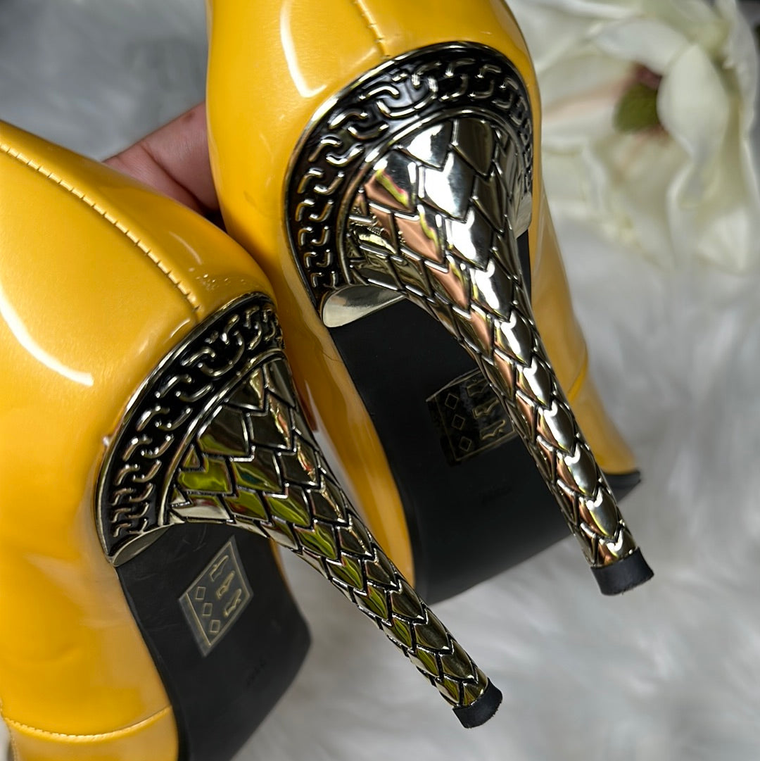 Size 9.5M Maressa pumps with a pearlized upper and look-at-me heels. Form J. Renee.