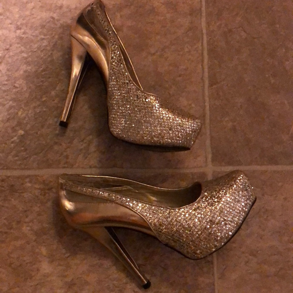 Size 5.5 Guess gold sparkly pumps