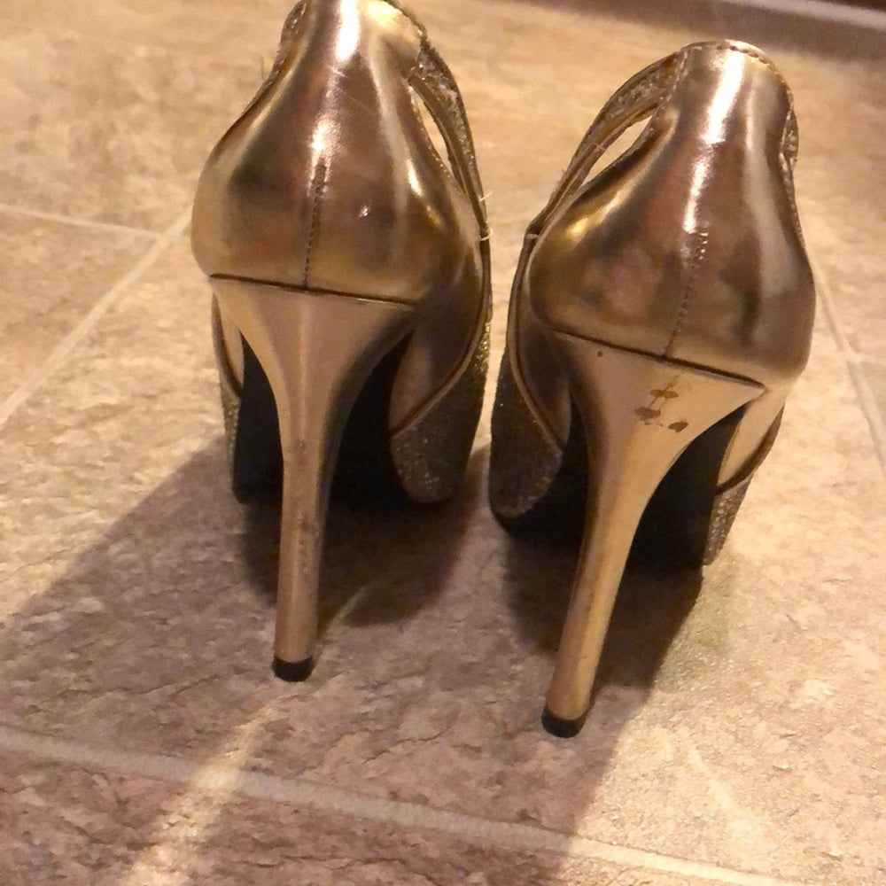 Size 5.5 Guess gold sparkly pumps