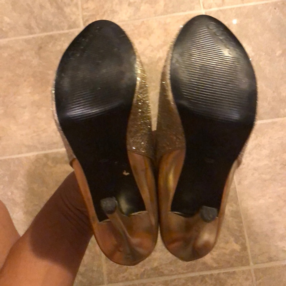 Size 5.5 Guess gold sparkly pumps