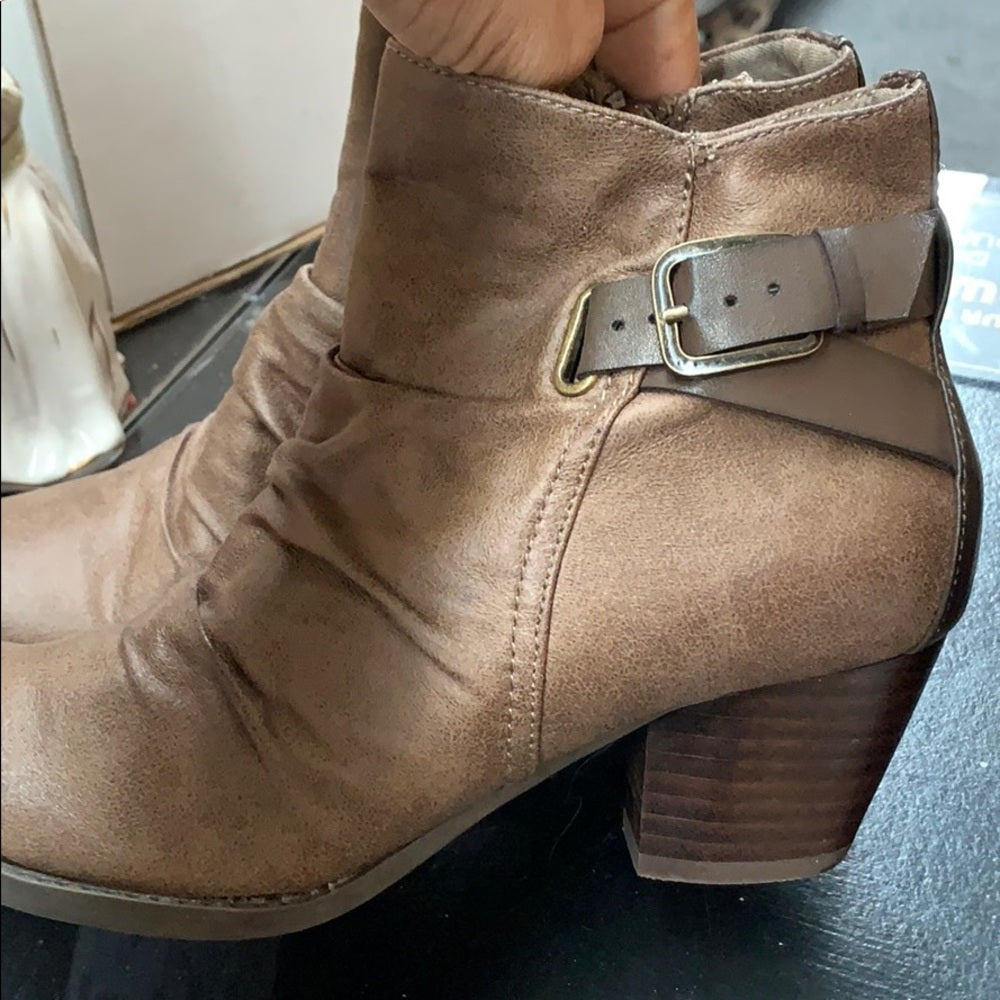 Size 8. 2 1/4” heel booties