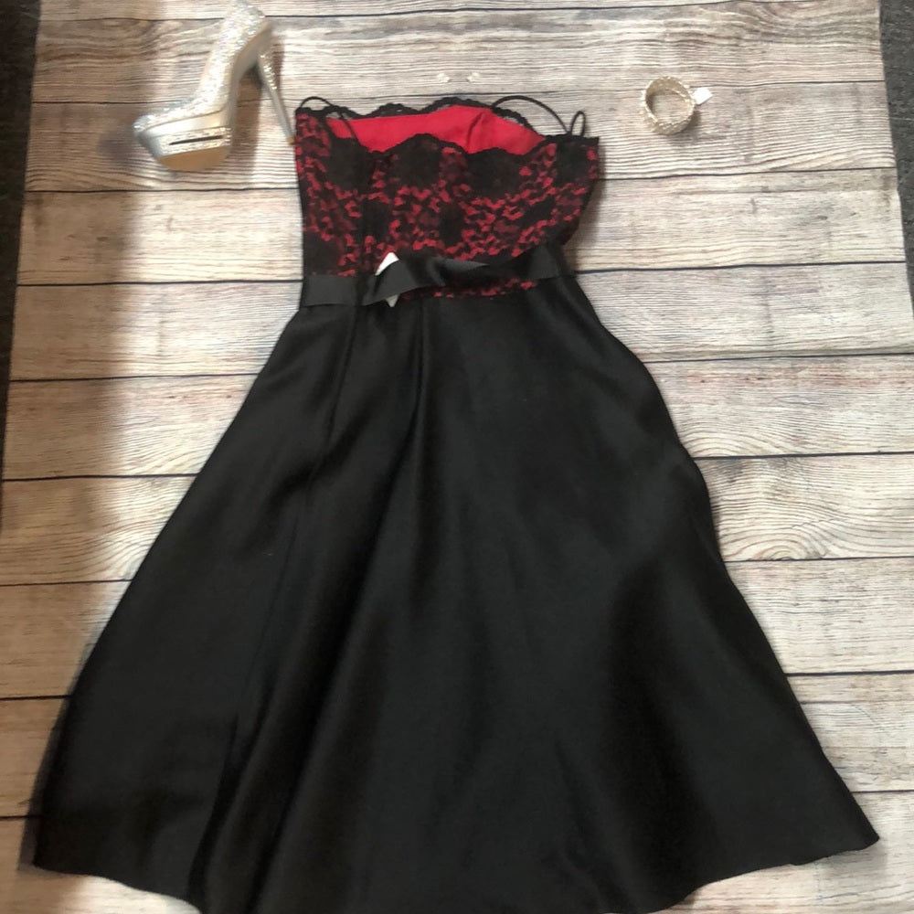 Betsy & Adam size 4 red & black formal dress