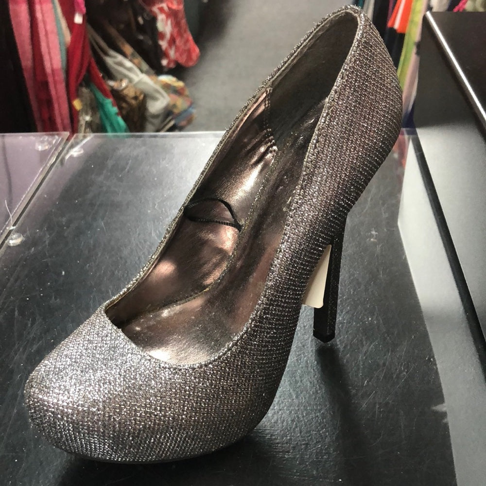 Forever 21 gray & silver size 6 1/2 heels