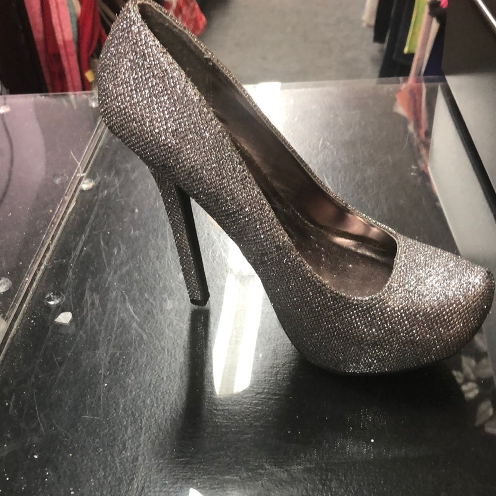 Forever 21 gray & silver size 6 1/2 heels