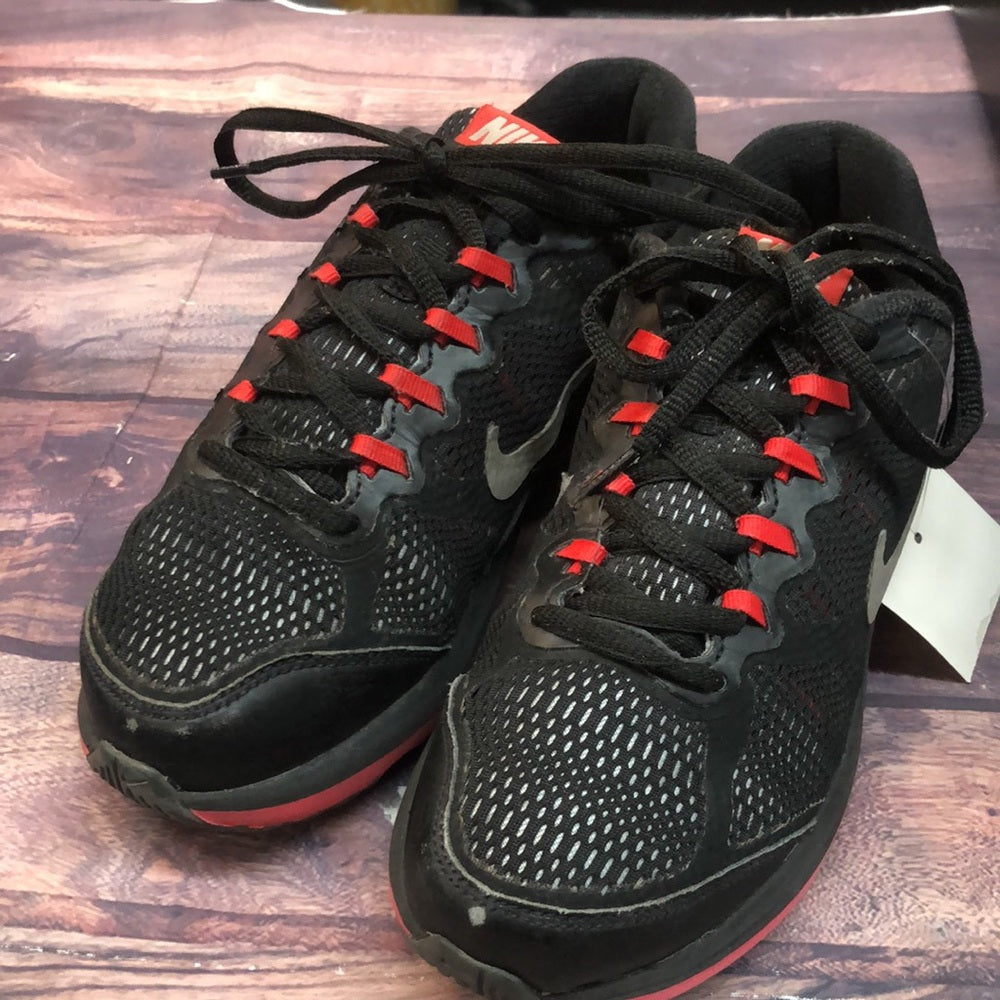 Nike sz 4.5 boys red & black sneakers