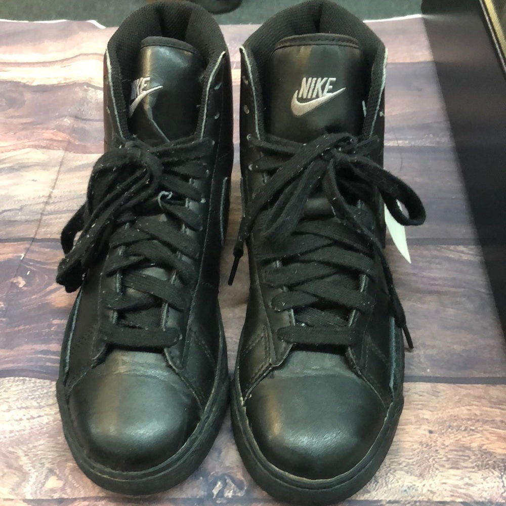 Nike sz 5.5 boys black sneakers