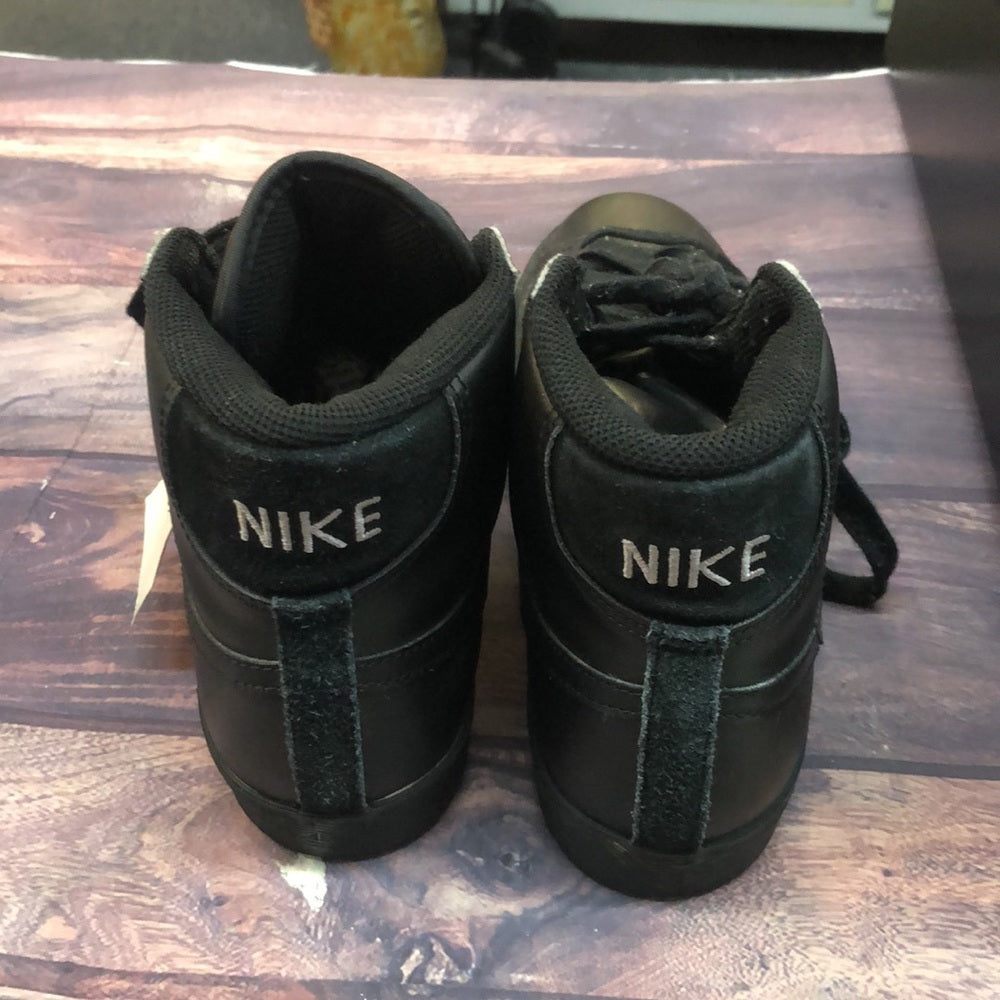 Nike sz 5.5 boys black sneakers